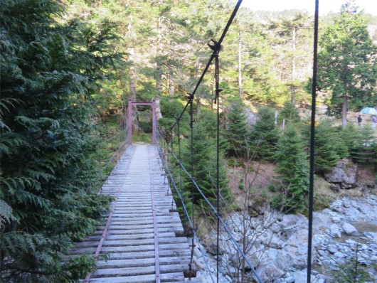 狼平避難小屋手前の吊橋
