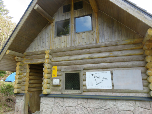 狼平避難小屋外観