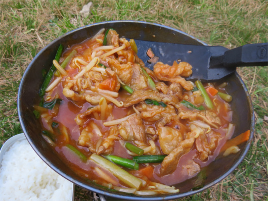 狼平避難小屋で山飯で焼き肉と野菜