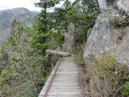 高度感ある縦走路