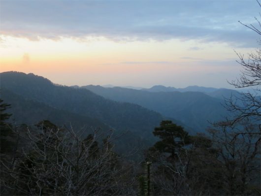 小笹宿から見る山上ヶ岳方面の夕日