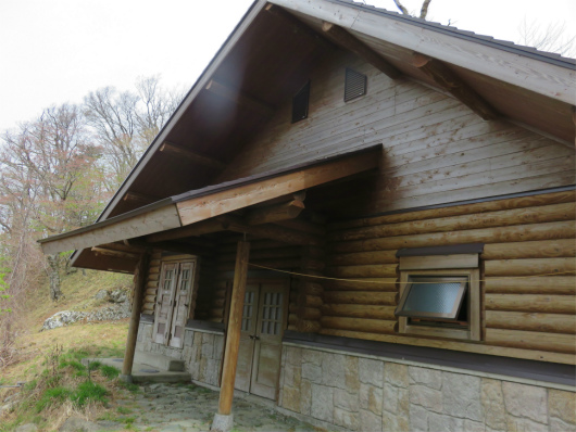 行者還避難小屋外観