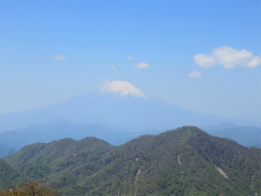 f:id:aohige0718:20180519143657j:plain 蛭ヶ岳から見る富士山