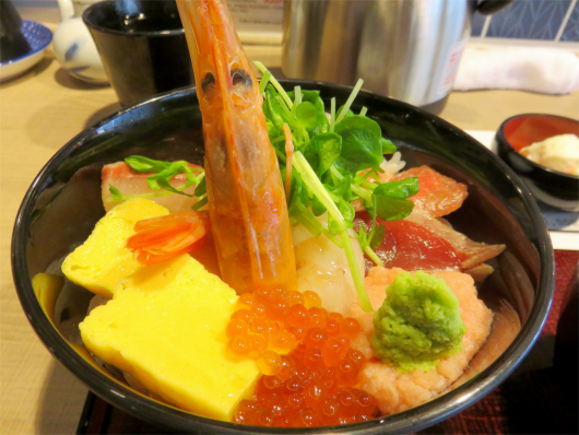 活鮮市場のランチ自慢の海鮮丼