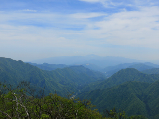 f:id:aohige0718:20180524205311j:plain 神ノ川ヒュッテ方面の景色