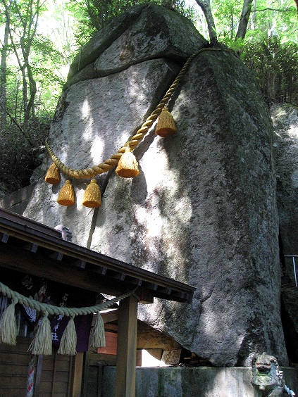 石割神社ご神体