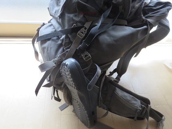 テント泊用の大型ザックに、アウトドアサンダルを括り付けた