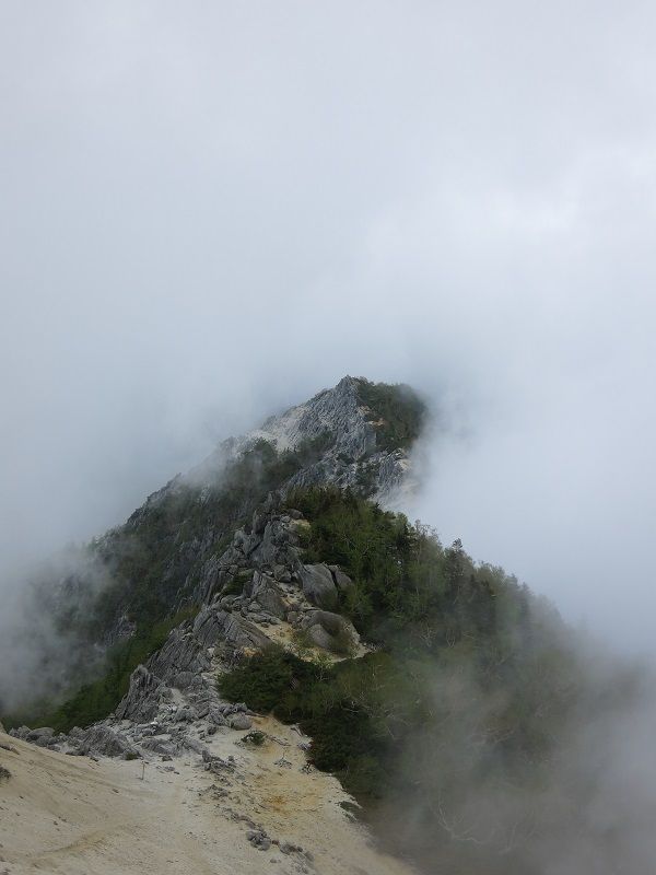 荒々しい頂地蔵岳