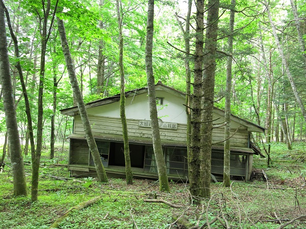 中道の登山口朽ち果てた小屋