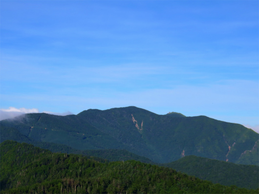 北奥千丈岳と、奥に金峰山の五丈石