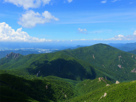 小川山（右）と瑞牆山（左）