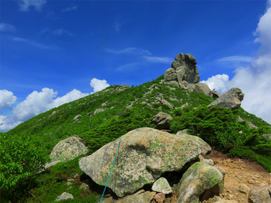 振り返っての金峰山の五丈石