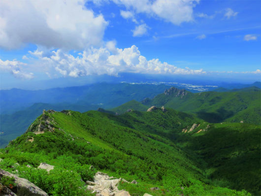 解放的な金峰山の稜線