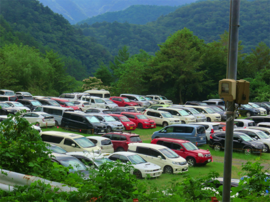 が畑薙ダム近くにある臨時駐車場