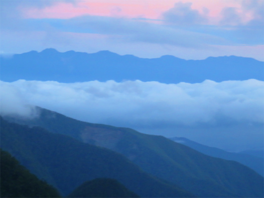 f:id:aohige0718:20180816171910j:plain 夜明けを迎える中央アルプス