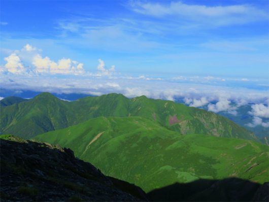 f:id:aohige0718:20180816172415j:plain 兎岳~中盛丸山の稜線