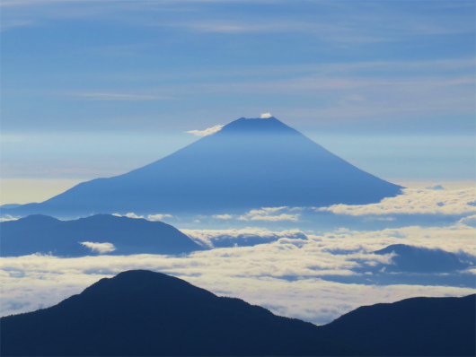 f:id:aohige0718:20180816172518j:plain 赤石岳から見る富士山