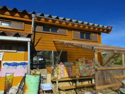 f:id:aohige0718:20180816172656j:plain 赤石岳避難小屋物資が山積み