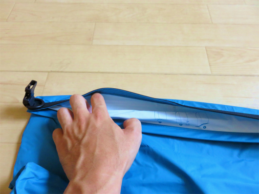 シートゥサミット防水スタッフバッグの入口