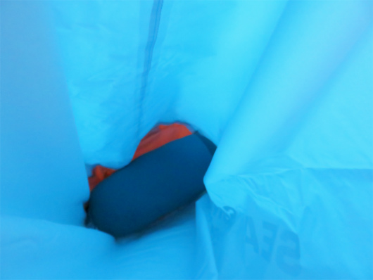 シュラフ(３シーズン用寝袋）を入れてた