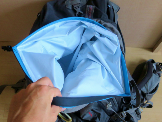 ピッタリとザックの中に入り