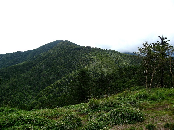 f:id:aohige0718:20180902112452j:plain 黒岳・湯ノ沢峠避難小屋方面の景色