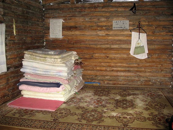 f:id:aohige0718:20180902112721j:plain 湯ノ沢峠避難小屋の内部