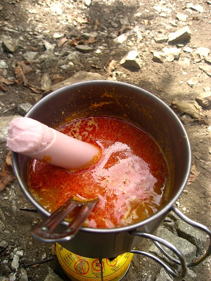 ソーセージ料理を笹子雁ヶ腹摺山山頂で調理