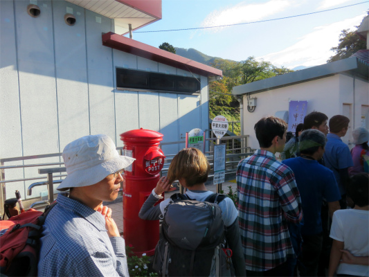 f:id:aohige0718:20181008135104j:plain JR甲斐大和駅の改札の中まで登山者が並んでいる
