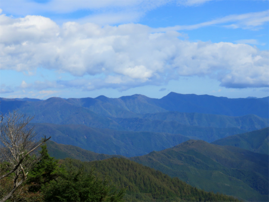 大菩薩峠から奥多摩の山並