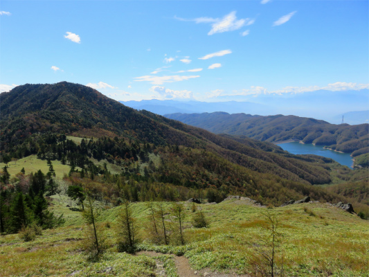 右手に見えているのが大菩薩湖