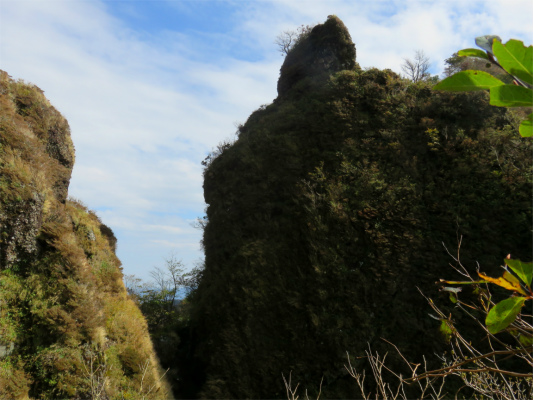 直登せず、回り込むようにして登っていく
