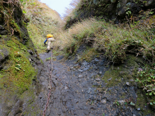 足場が悪く落石も多い