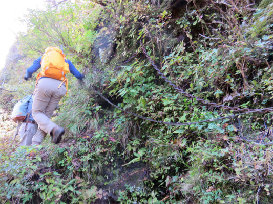 左側に滑落すると死んでしまうと思われる場所