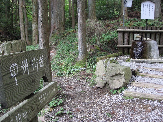 f:id:aohige0718:20181024202811j:plain 矢立の杉付近の甲州街道