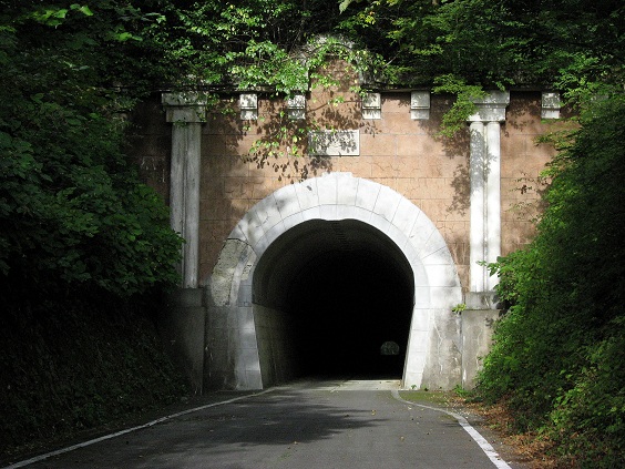 f:id:aohige0718:20181024202822j:plain 笹子峠の隧道トンネル