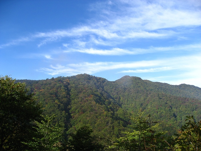 f:id:aohige0718:20181024202905j:plain 中尾根ノ頭からの笹子雁ヶ腹摺山方面の景色