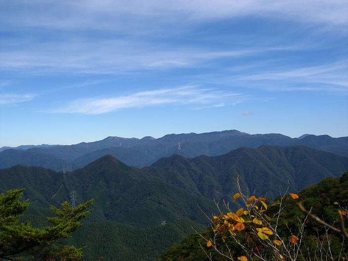 f:id:aohige0718:20181024203117j:plain 清八山・本社ヶ丸方面の山並み