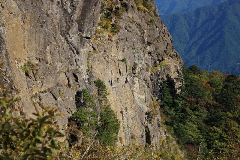 三ツ峠山の名物屏風岩