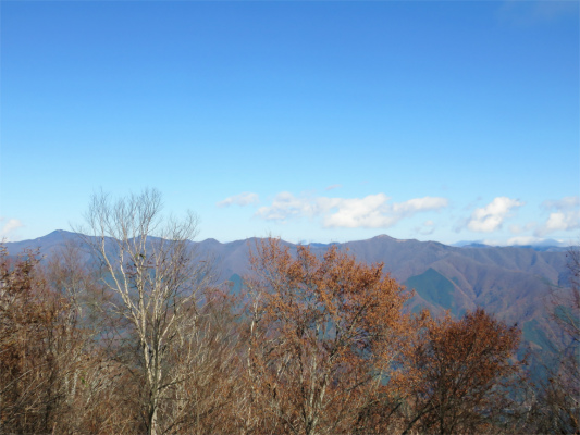 三頭山の山頂から雲取山