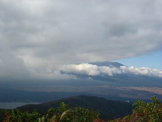 f:id:aohige0718:20181119173046j:plain 石割山の山頂から富士山の絶景