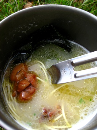 f:id:aohige0718:20181119173214j:plain 御正体山の山頂でランチ山飯作り