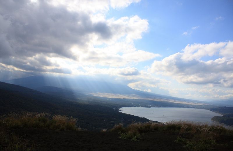 三国山ハイキングコース山中湖と富士山