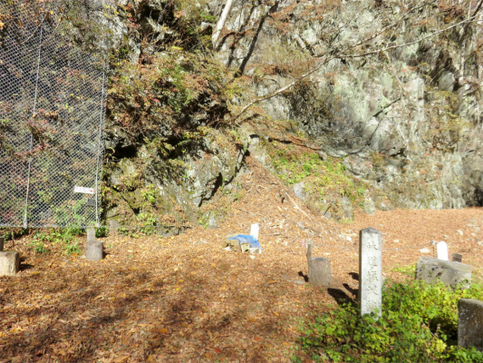 f:id:aohige0718:20181125133518j:plain ヨモギ尾根分岐から雲取山登山道