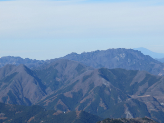 ゴツゴツとした山が両神山