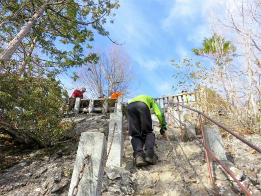 三峯神社奥宮妙法ヶ岳山頂直下の鎖場