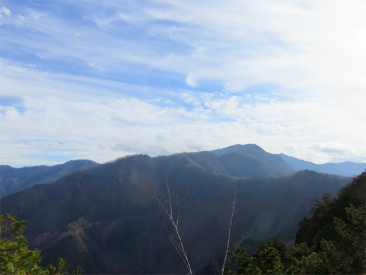 三峯神社奥宮(妙法ヶ岳)から見た霧藻ヶ峰方面