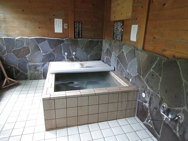 f:id:aohige0718:20181127135057j:plain 三条の湯の湯船