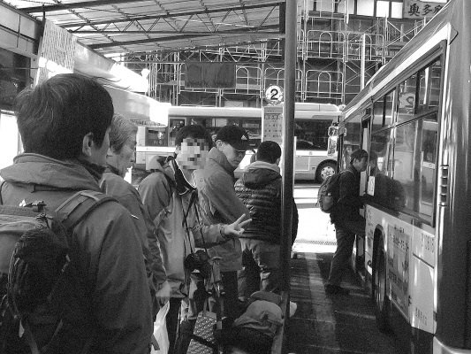 f:id:aohige0718:20181127142637j:plain JR奥多摩駅のバス停モノクロ