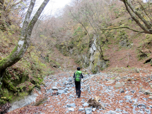 f:id:aohige0718:20181205225857j:plain 沢に下りて川底を歩く登山道